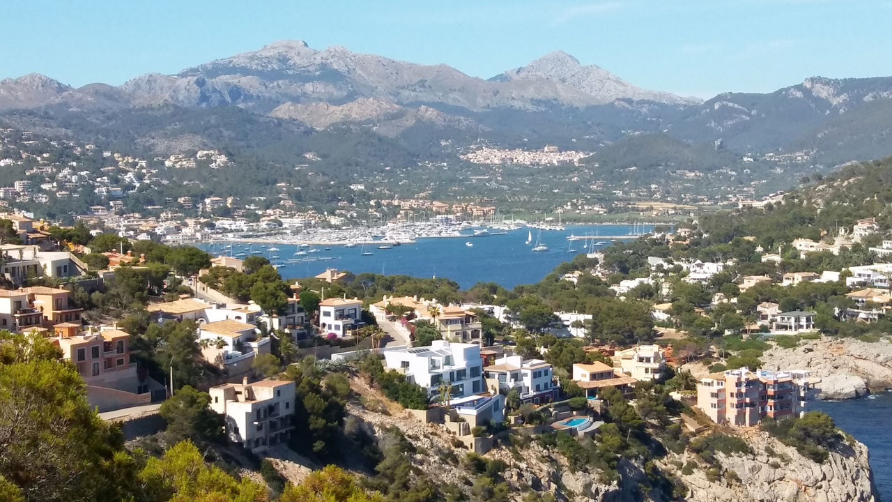 Blick auf Andratx über Port de Andratx von der Halbinsel La Mola