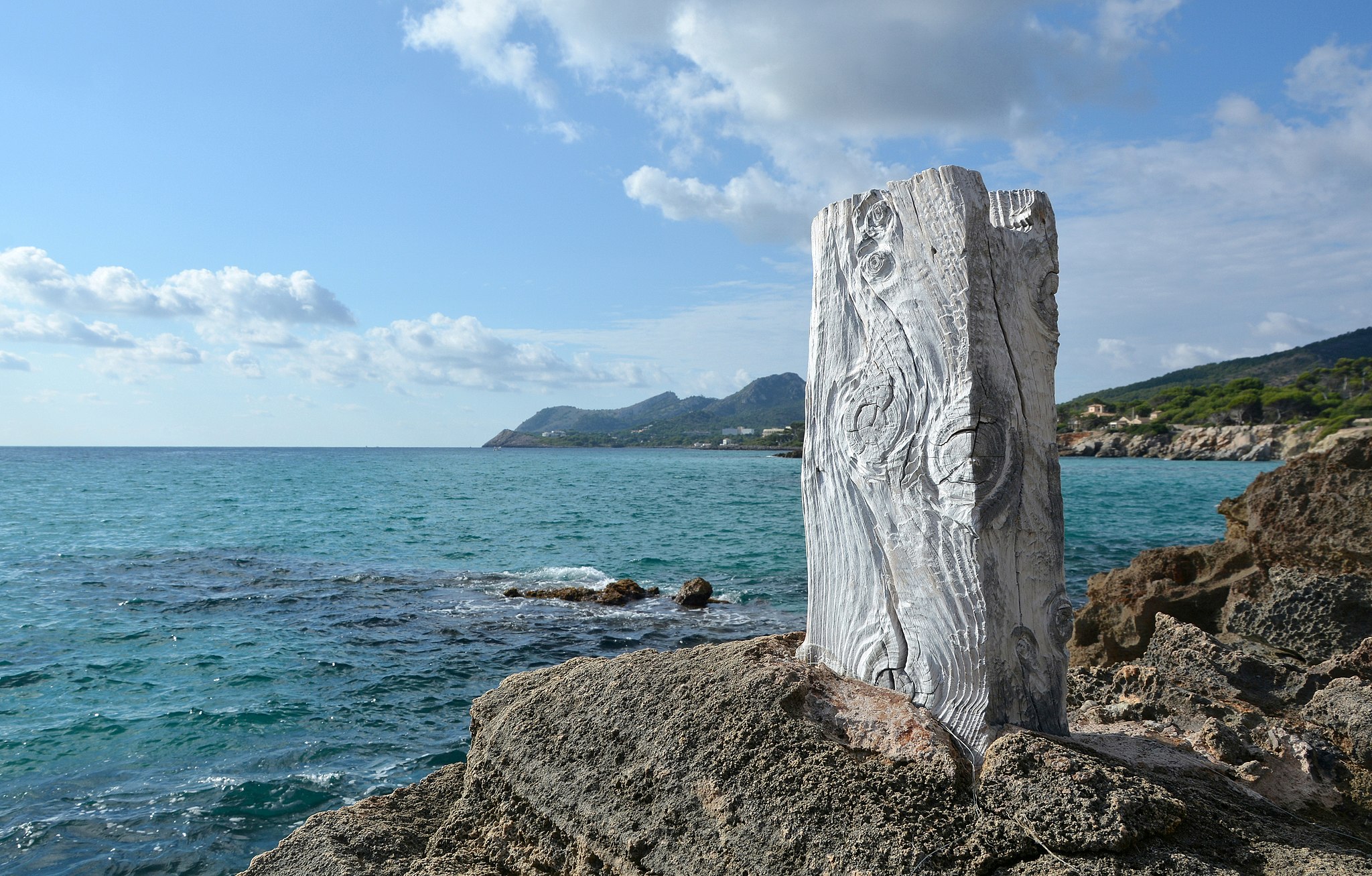 Capdepera_Cala_Ratjada_wooden_pillar