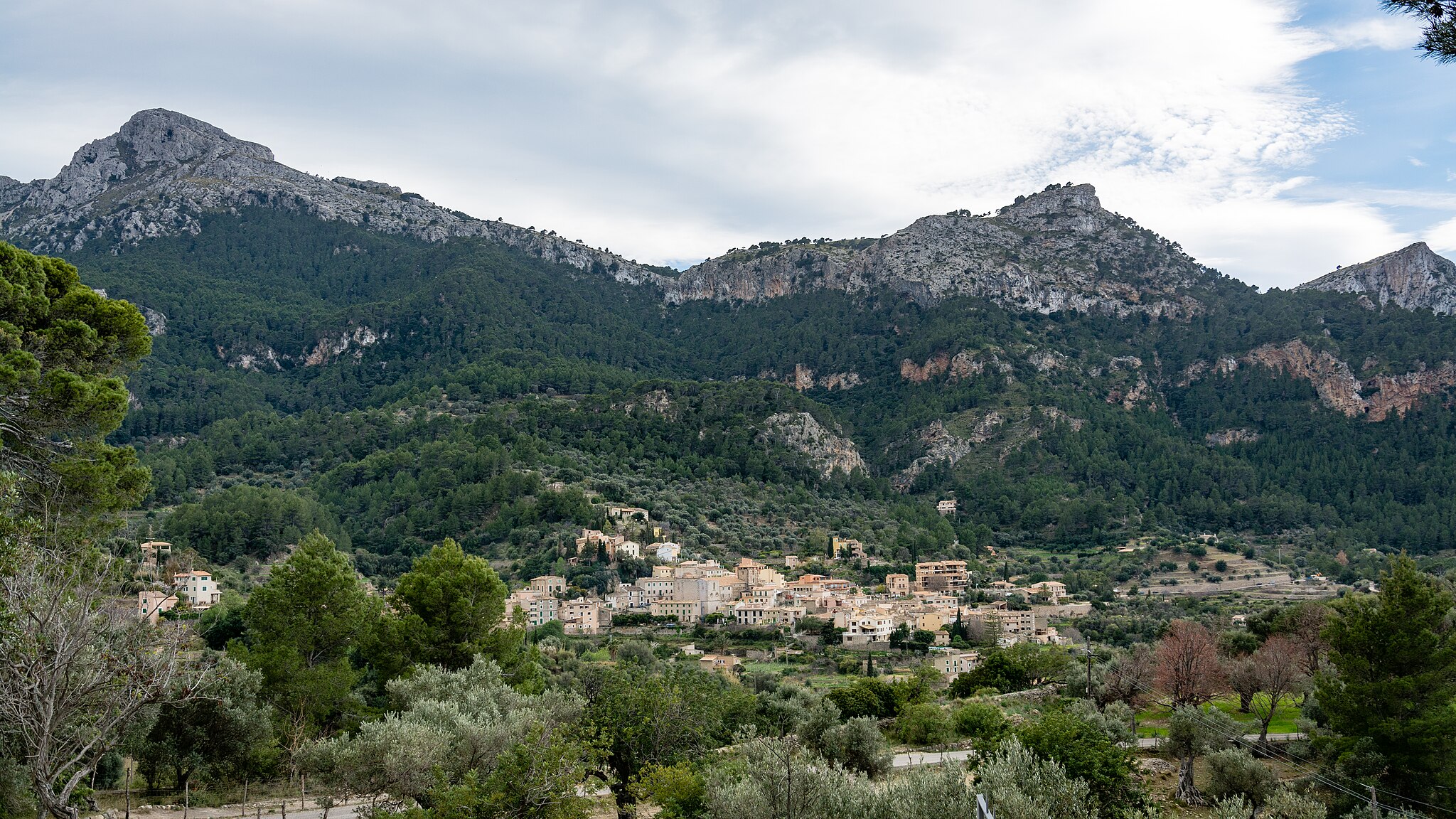 Estellencs_with_Puig_de_Galatzó