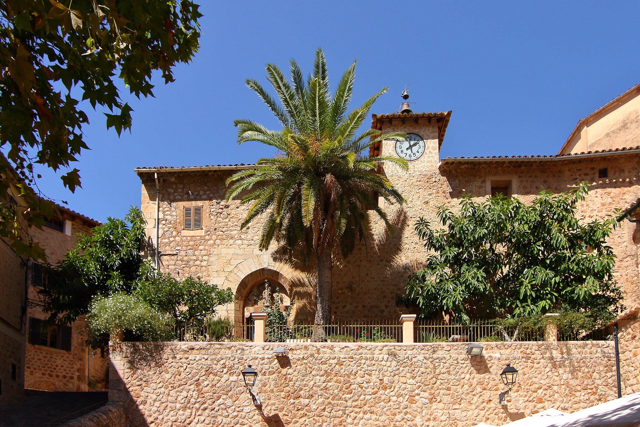 Fornalutx,_Iglesia_de_Nativitat_de_la_Mare_de_Déu,_fachada_principal
