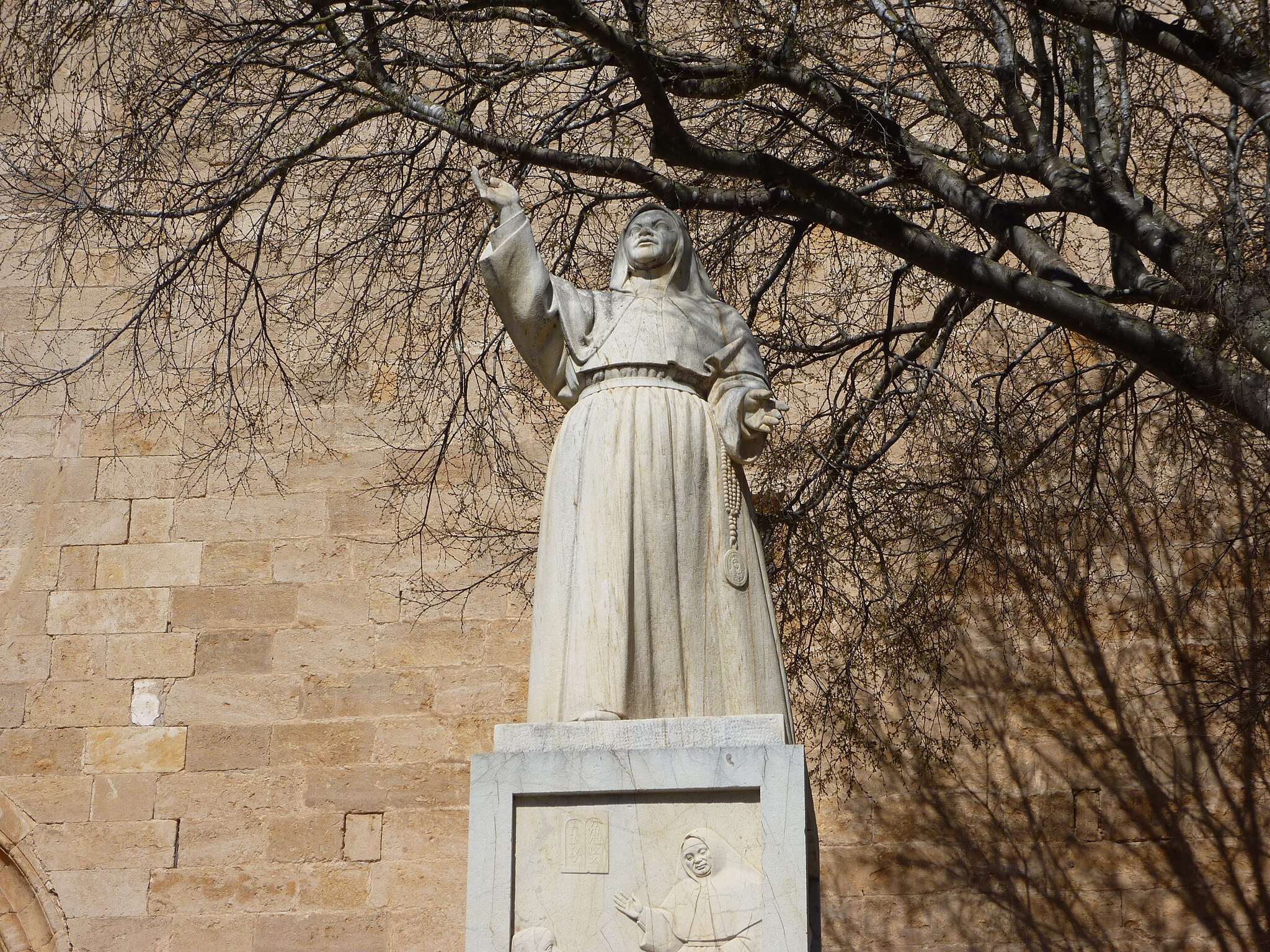 Sencelles;_Statue_vor_der_Kirche (1)